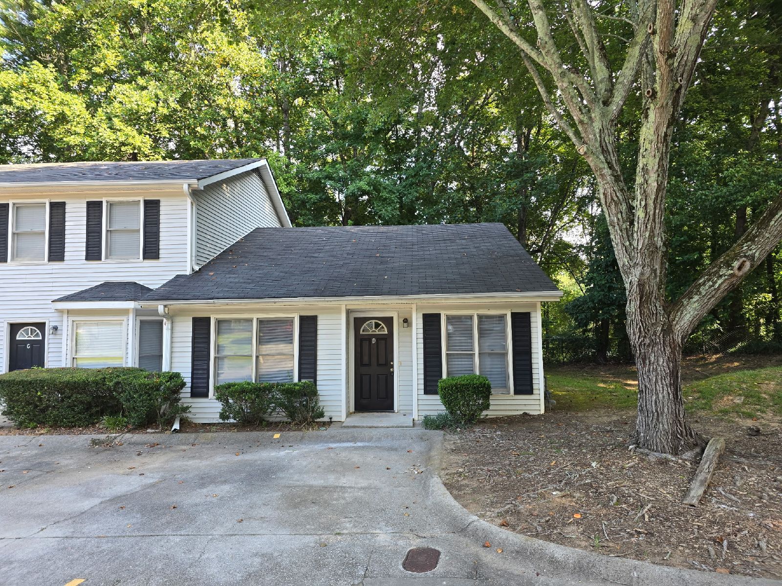 Rare 2 bed 2 bath 1 level end unit available in Marietta property image
