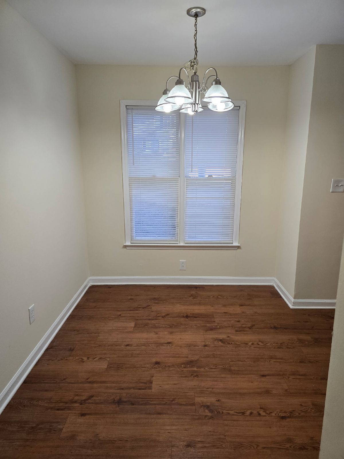Rare 2 bed 2 bath 1 level end unit available in Marietta property image