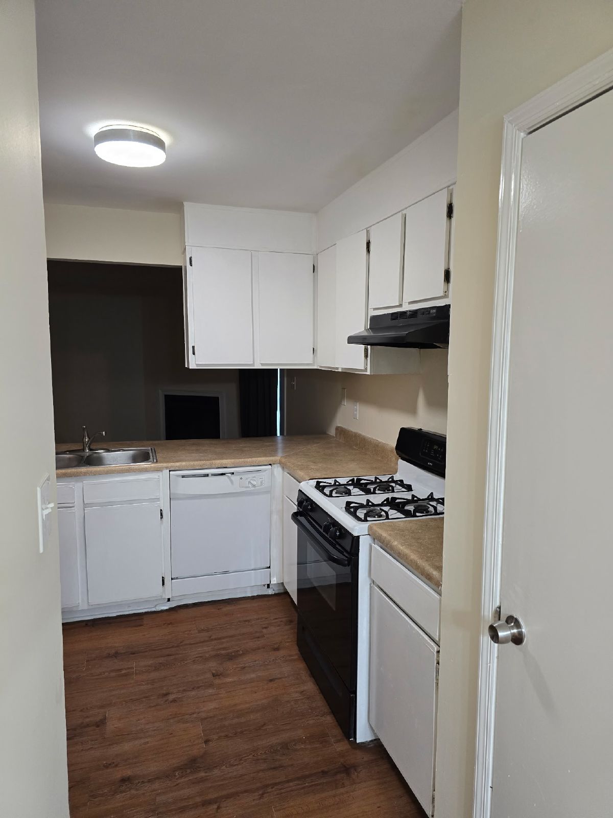 Rare 2 bed 2 bath 1 level end unit available in Marietta property image