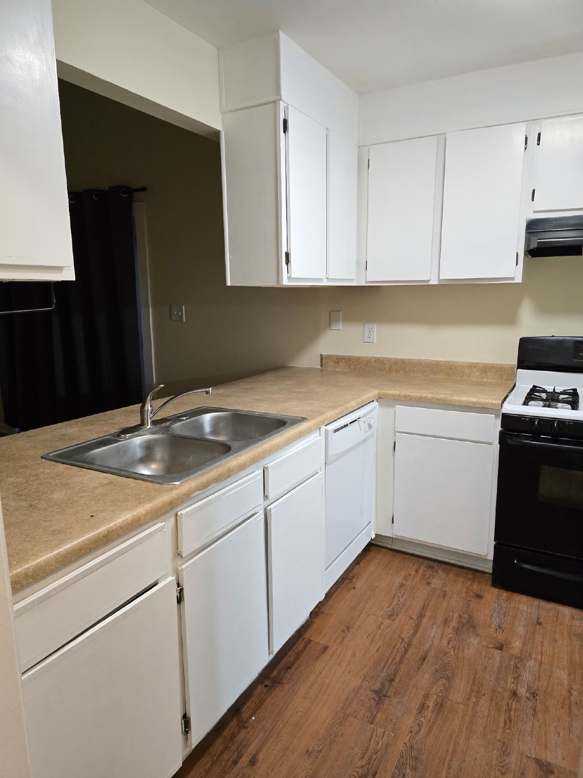 Rare 2 bed 2 bath 1 level end unit available in Marietta property image