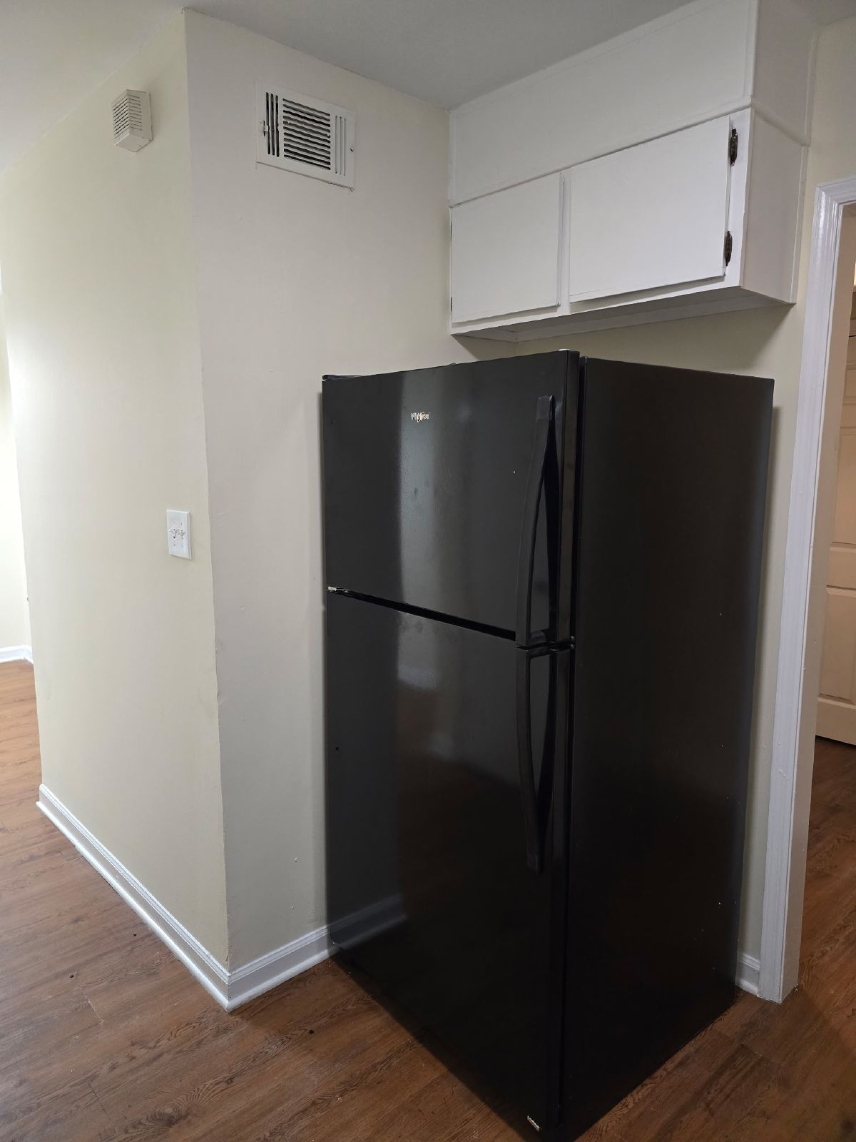 Rare 2 bed 2 bath 1 level end unit available in Marietta property image