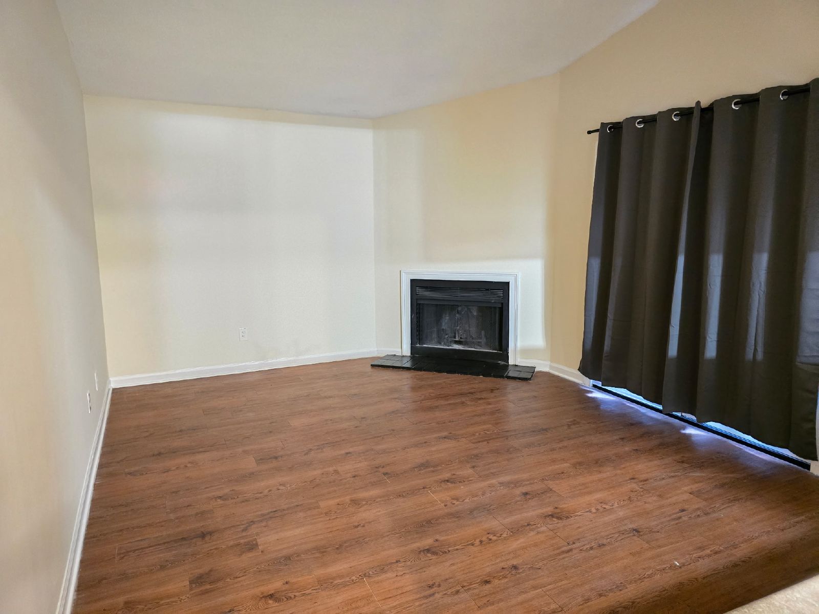 Rare 2 bed 2 bath 1 level end unit available in Marietta property image