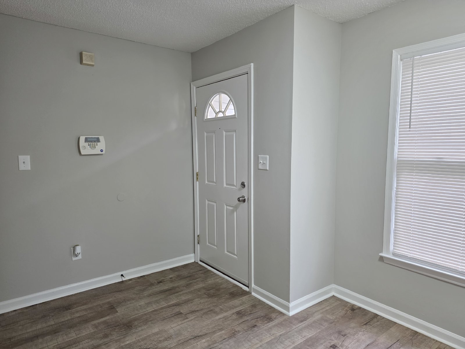 Rare 2 bed 2 bath 1 level end unit available in Marietta property image