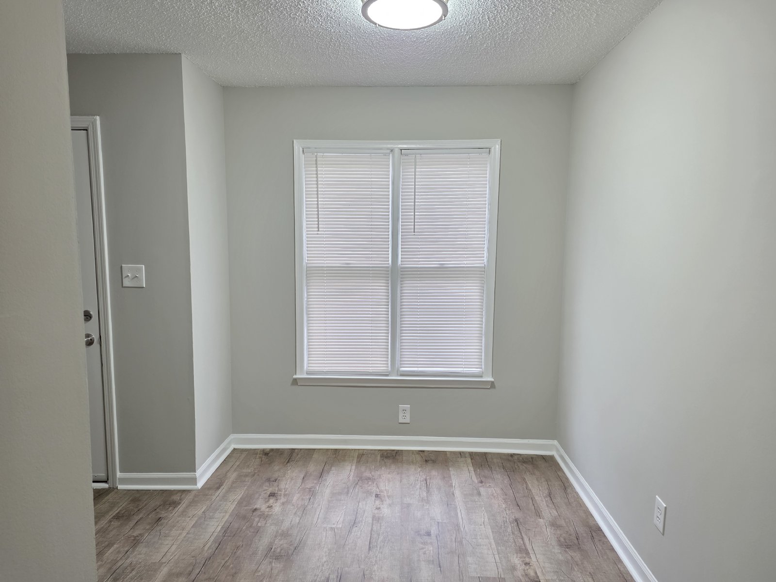 Rare 2 bed 2 bath 1 level end unit available in Marietta property image