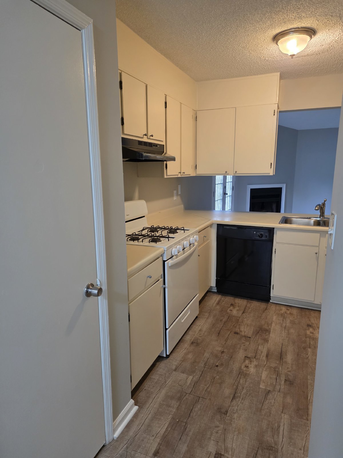 Rare 2 bed 2 bath 1 level end unit available in Marietta property image