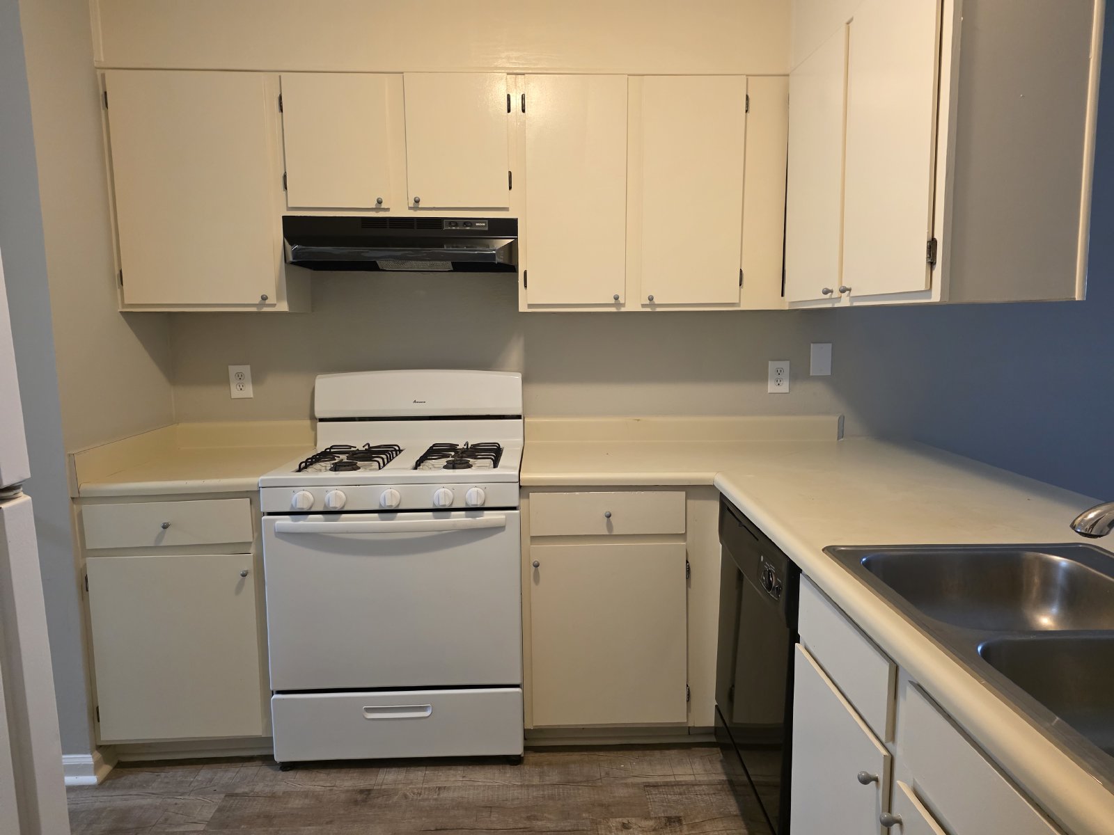 Rare 2 bed 2 bath 1 level end unit available in Marietta property image