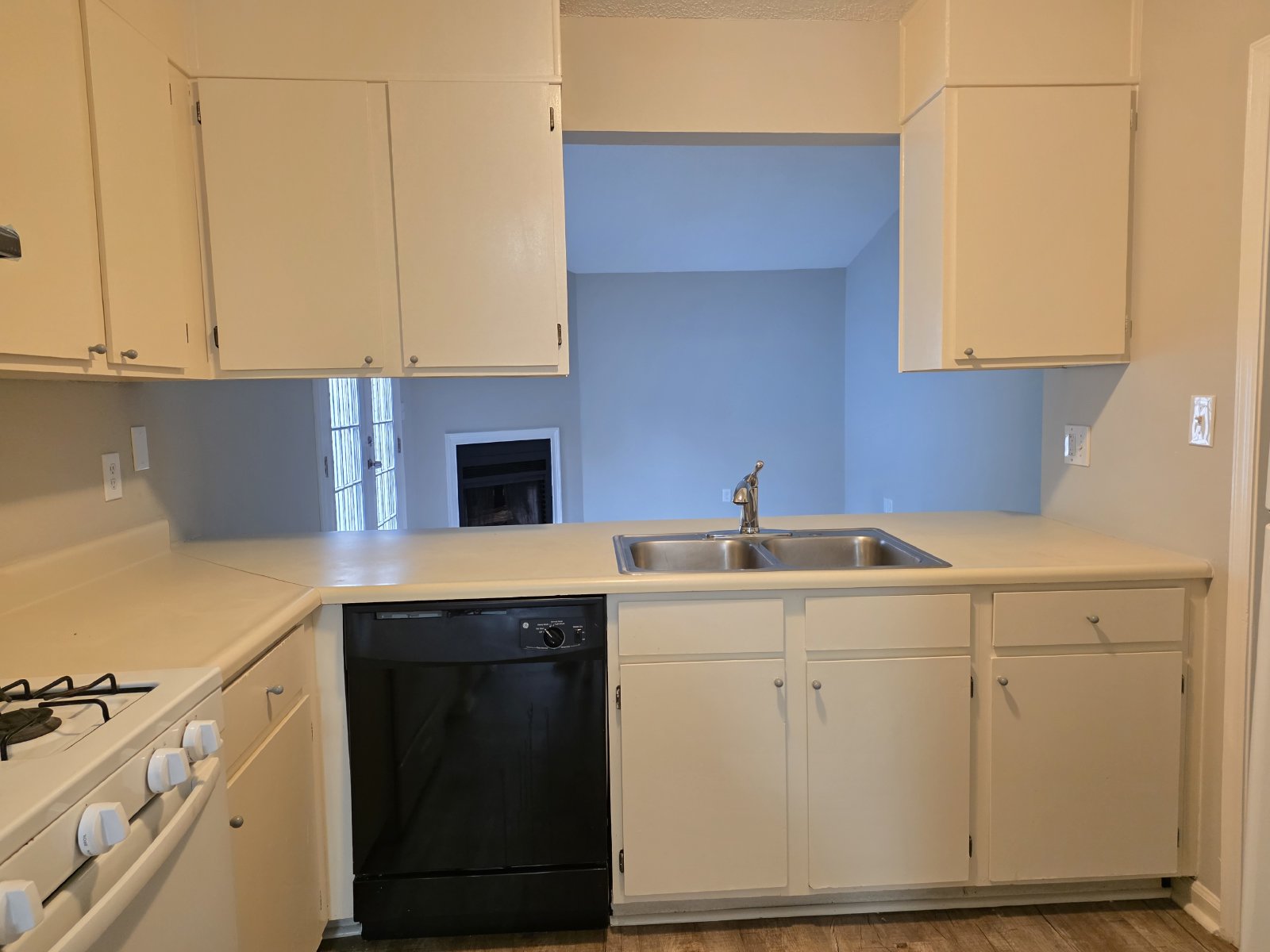 Rare 2 bed 2 bath 1 level end unit available in Marietta property image