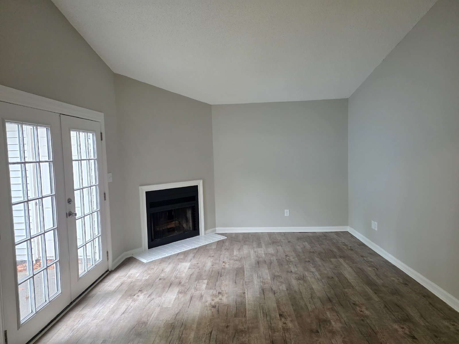 Rare 2 bed 2 bath 1 level end unit available in Marietta property image