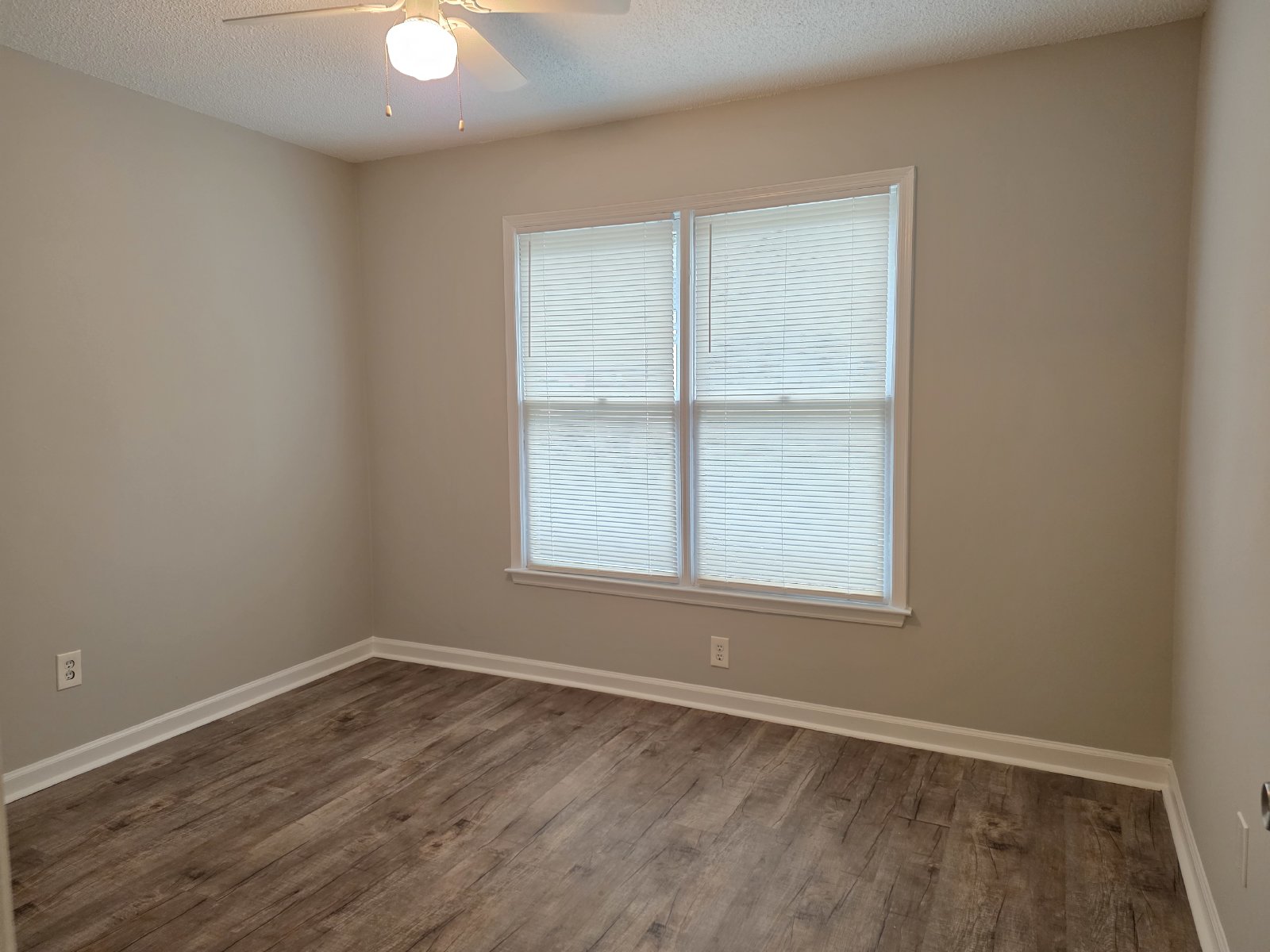 Rare 2 bed 2 bath 1 level end unit available in Marietta property image