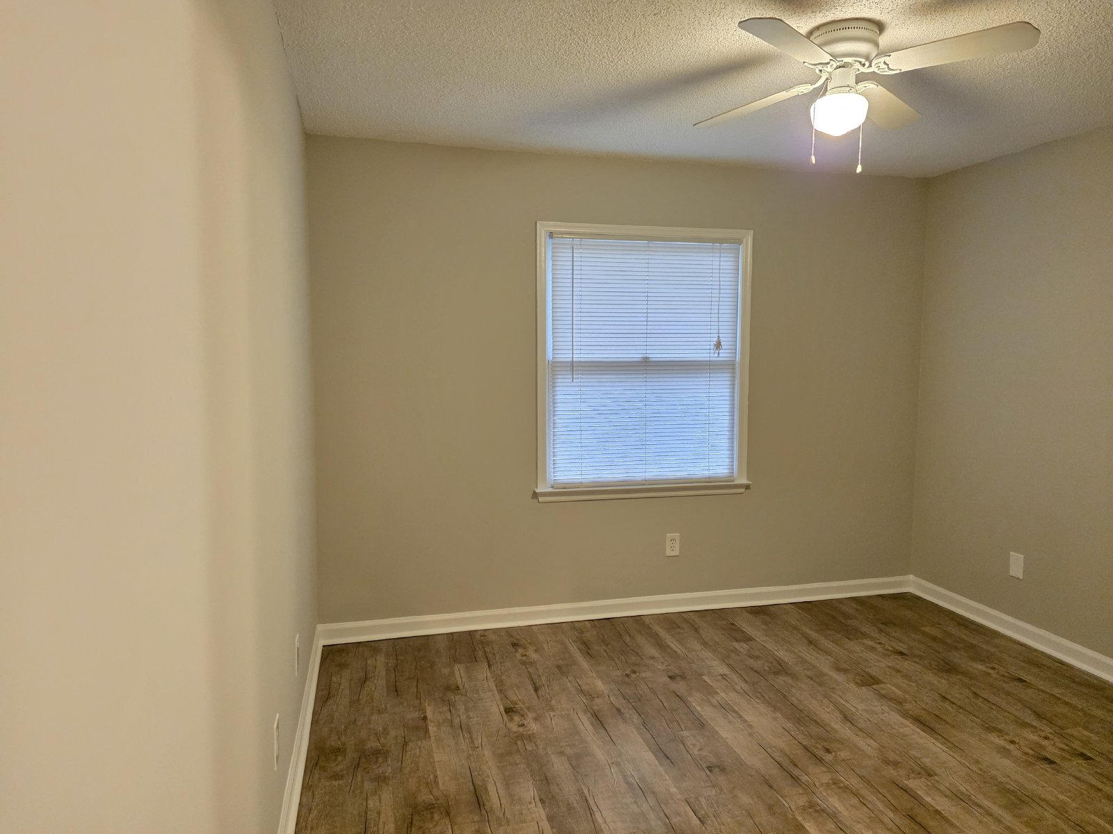 Rare 2 bed 2 bath 1 level end unit available in Marietta property image