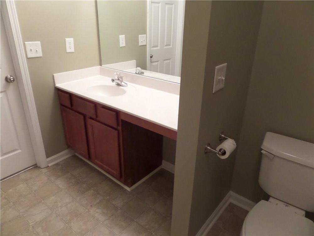 Rare 2 bed 2.5 bath towmhome located in Kemnesaw! property image