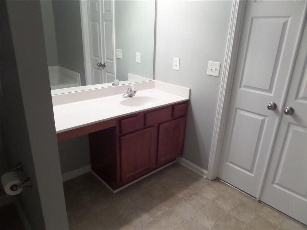 Rare 2 bed 2.5 bath towmhome located in Kemnesaw! property image